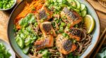 Ce bowl saumon-soba prêt en 15 min fait croire à un plat livré : la technique express à tester ce soir