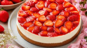 Ce cheesecake fraise-spéculoos sans cuisson détrône la tarte aux fraises, à condition d’éviter ce geste qui ruine tout
