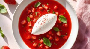 Ce dessert à la fraise façon resto étoilé, ultra léger et sans crème, va vous sauver après vos repas copieux