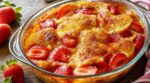 Ce dessert aux fraises crousti-fondant détrône le clafoutis : ce geste à bannir sinon c’est la soupe