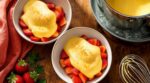 Ce dessert aux fraises sans four ni crème risque de remplacer votre fraisier, prêt en 15 min avec une casserole