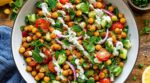 Ce dîner frais aux pois chiches prêt en 15 minutes a remplacé mes pâtes au thon, mais ce geste peut tout ruiner