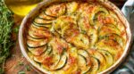Ce fromage caché au milieu du tian donne une croûte croustillante et un cœur fondant : l’astuce à copier ce week-end