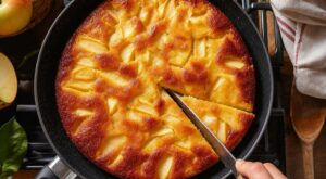 Ce gâteau aux pommes sans four prêt en 10 min à la poêle cache un secret pour rester ultra fondant