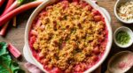 Ce geste avec cet ingrédient du placard change tout à votre crumble de rhubarbe (fini la pâte molle)