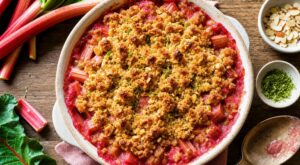 Ce geste avec cet ingrédient du placard change tout à votre crumble de rhubarbe (fini la pâte molle)