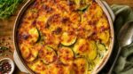 Ce geste avec le fromage transforme votre tian courgettes-pommes de terre en dessus croustillant et cœur coulant
