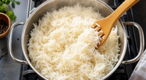 Ce geste de chef pour cuire le riz change complètement la texture et corrige l’erreur que tout le monde fait