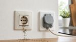 Ce geste simple sur mes prises électriques a stoppé net les fourmis et évite un risque que tout le monde néglige