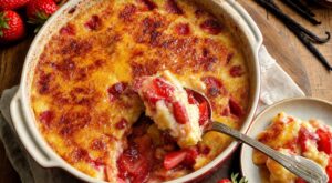 Ce gratin aux fraises prêt en 10 minutes a fait taire ma belle-mère acariâtre grâce à ce détail de cuisson