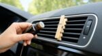 Ce petit accessoire en bois à 10 centimes remplace vos désodorisants chimiques et parfume la voiture tout l’été