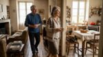 Ce que les psys voient vraiment derrière ce mari boomer qui suit sa femme partout, et l&rsquo;erreur à éviter