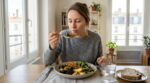 Ce rituel silencieux à table change bien plus que ce qu’il y a dans votre assiette, et presque tout le monde l’ignore