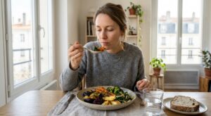 Ce rituel silencieux à table change bien plus que ce qu’il y a dans votre assiette, et presque tout le monde l’ignore
