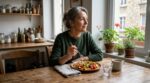 Ce simple geste à table change votre assiette… et finit par bouleverser tout le reste dans votre vie quotidienne