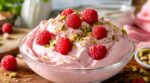 Cette chantilly rose de pâtissière a tout changé à la maison : la méthode express et le geste interdit à éviter
