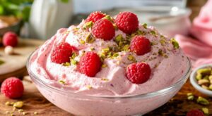Cette chantilly rose de pâtissière a tout changé à la maison : la méthode express et le geste interdit à éviter