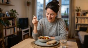 Cette habitude discrète à table ne change rien dans votre assiette mais peut bouleverser vos nuits et vos relations