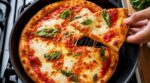 Cette pizza maison sans four bluffe tous vos invités : la méthode ultra simple qui fait croire qu’elle est livrée