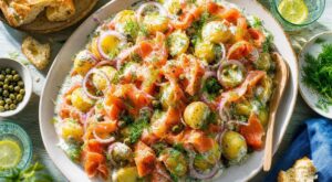 Cette salade de pommes de terre froide au saumon fumé fait oublier le melon : 4 gestes à connaître