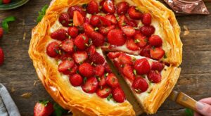 Cette tarte aux fraises croustillante rend mes invités fous : ce que je mets à la place de la pâte change tout