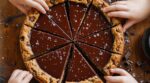 Cette tarte cookie à la ganache chocolat rend les enfants accro : ce détail de cuisson change tout à la maison