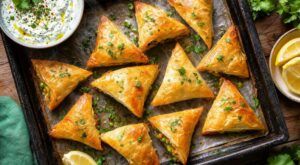 Cette technique au four très chaud bluffe vos invités : des triangles croustillants à l&rsquo;apéro, sans bain de friture