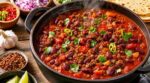 Chili con carne : si tu le fais encore « à l’envers », cette étape révélée par un ami mexicain change tout