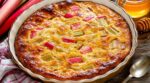 Clafoutis à la rhubarbe : remplacez le sucre par cet ingrédient liquide, votre dessert devient incroyablement fondant