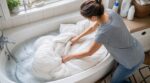 Couette : si vous payez encore 25 € au pressing, cette astuce de baignoire va vite vous faire réfléchir