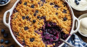 Crumble aux myrtilles prêt en 35 minutes : ce geste interdit pour une croûte dorée qui craque sous la cuillère