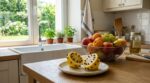 Depuis que je pose ce fruit coupé sur une assiette, plus une mouche dans ma cuisine : essayez-le vite