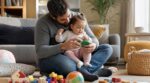 Devenir père après 35 ans : il refuse ces 6 règles que sa mère jurait infaillibles pour élever son bébé