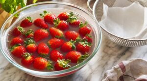 Fraises : ce bain maison que presque personne ne fait révèle ce qui reste dessus et change tout