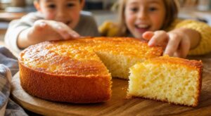 Gâteau au yaourt : ce petit ajout dans la pâte le rend si moelleux que vos enfants bouderont l’ancienne version