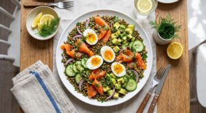 Je ne cuisine plus les lentilles autrement : cette salade de lentilles au saumon fumé évite l’erreur qui gâche tout