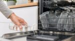 Lave-vaisselle : arrêtez le liquide de rinçage, ce produit sous l&rsquo;évier fait le même travail pour des centimes