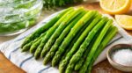 Mes asperges vertes finissaient kaki et molles : ce geste d’1 minute les garde d’un vert éclatant à chaque fois