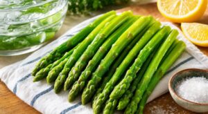 Mes asperges vertes finissaient kaki et molles : ce geste d’1 minute les garde d’un vert éclatant à chaque fois