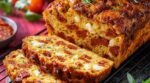 Ne faites plus de cake salé sec : ce produit laitier versé dans la pâte transforme le chorizo-chèvre en nuage moelleux