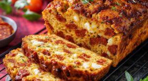 Ne faites plus de cake salé sec : ce produit laitier versé dans la pâte transforme le chorizo-chèvre en nuage moelleux