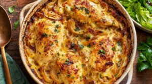 On vous défie d’y résister : ce poulet aux oignons gratinés à la croûte dorée cache un secret de chef à tester ce soir