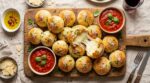 Oubliez feuilletés saucisse et mini-quiches : ces boules apéro au cœur filant font un carton si vous évitez cette erreur