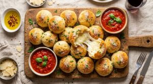 Oubliez feuilletés saucisse et mini-quiches : ces boules apéro au cœur filant font un carton si vous évitez cette erreur