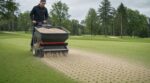 Pelouse cramée, mousse, trous : ce geste des greenkeepers transforme votre gazon en 3 semaines à peine