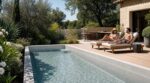 Piscine : ce revêtement que ce pisciniste a choisi chez lui plutôt que le carrelage, et adieu les corvées