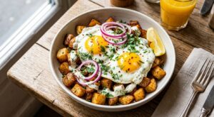 Pommes de terre rôties, œufs au plat : ne faites plus de bowl brunch sans cette sauce 3 ingrédients qui change tout