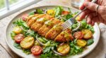 Poulet croustillant, pommes de terre : cette sauce secrète que personne ne devine rend la salade addictive