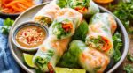 Rouleaux de printemps : ce geste que tout le monde rate avec les galettes de riz, et la sauce secrète qui change tout