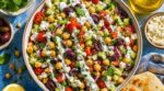Salade pois chiches, tomates, concombre : cette sauce au citron cache le détail qui change tout cet été